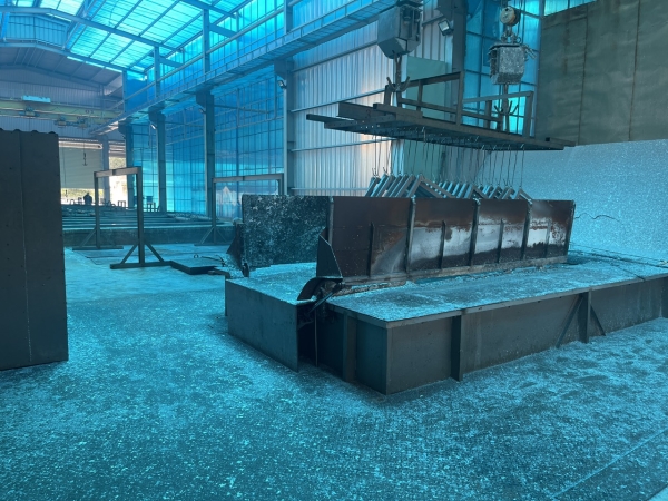 Lấy sản phẩm ra khỏi bể mạ